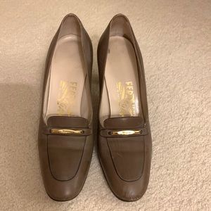 Vintage Ferragamo heels taupe with gold logo size 5.5
